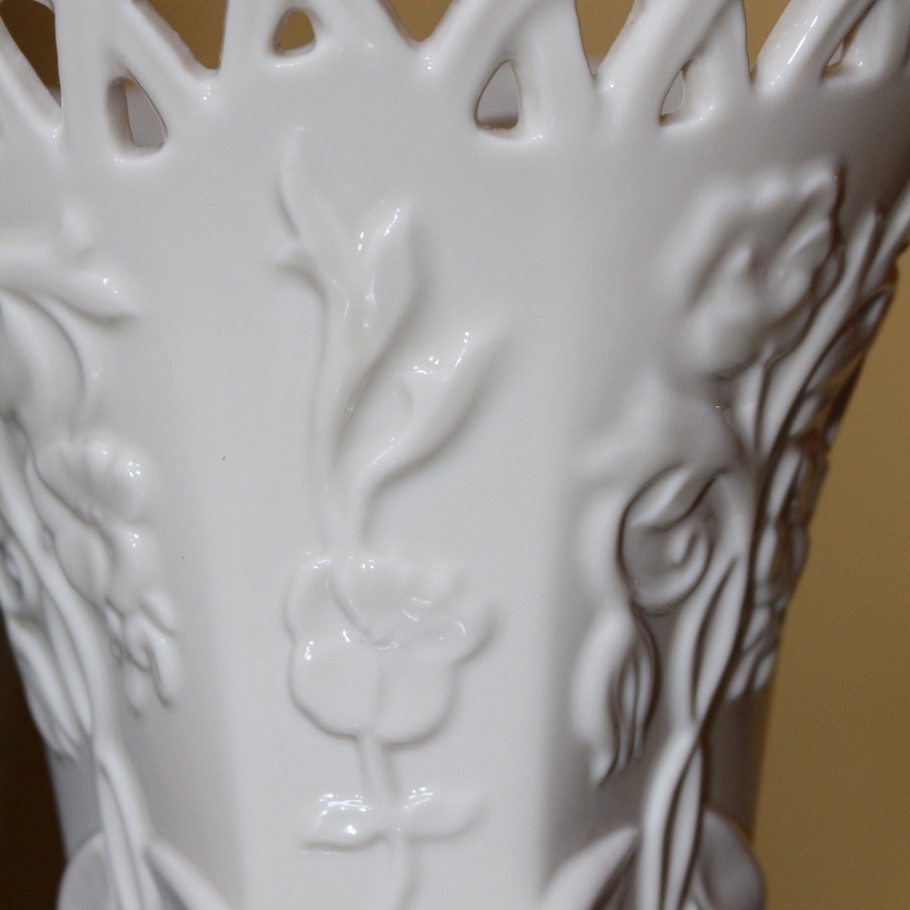 Lenox, Chelsea Crossing Large Spring  Rabbit Bunny Vase - Picture 4 of 13